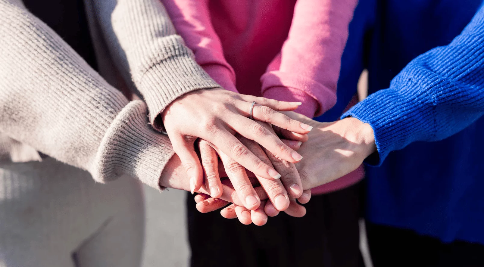 mains qui s'empilent